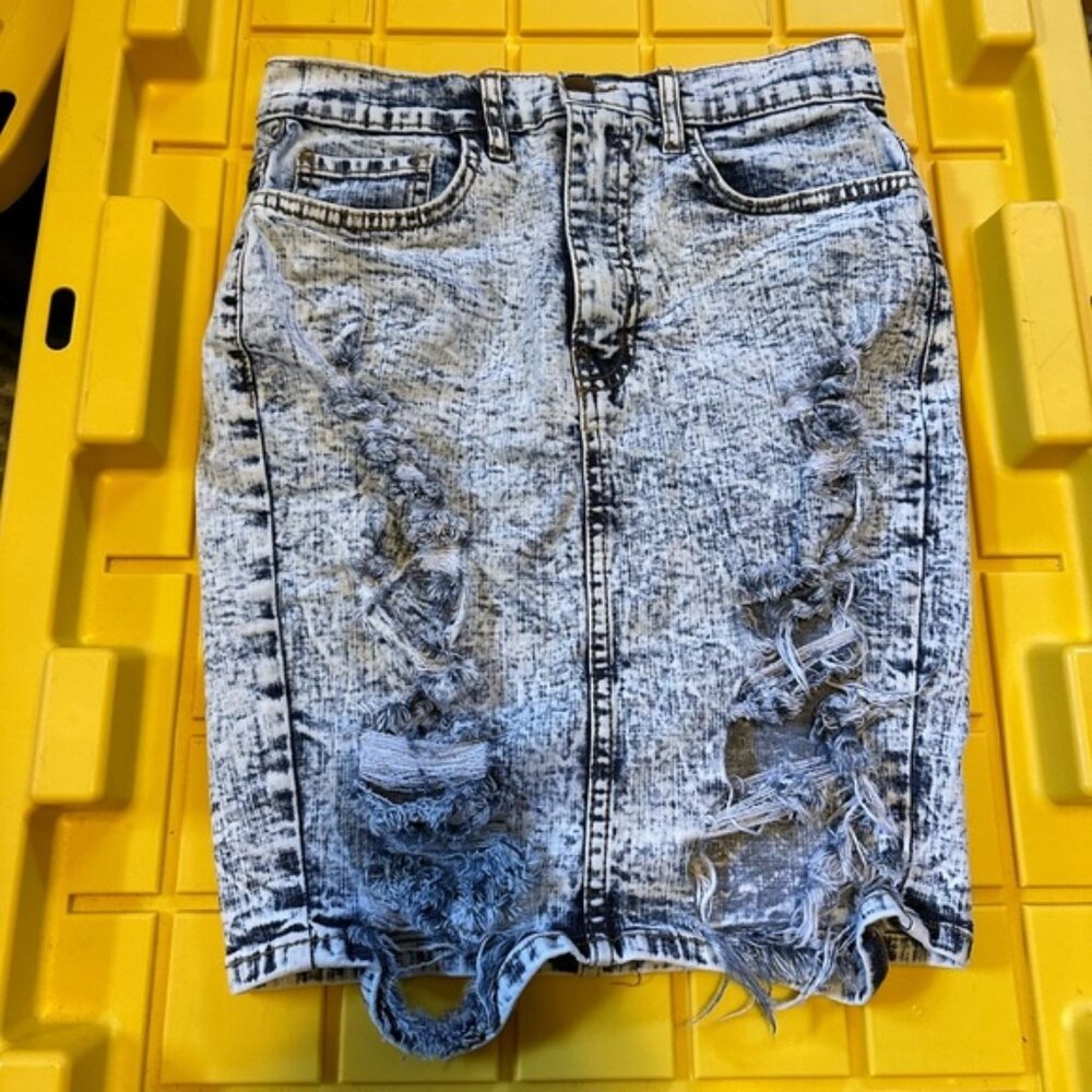 EUC FASHION NOVA DESTROYED DENIM JEAN ACUD WASHED MEDIUM‎ SKIRT